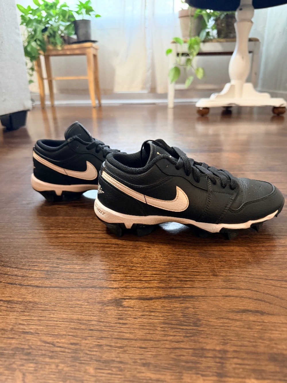 Youth Jordan 1 Low baseball cleats